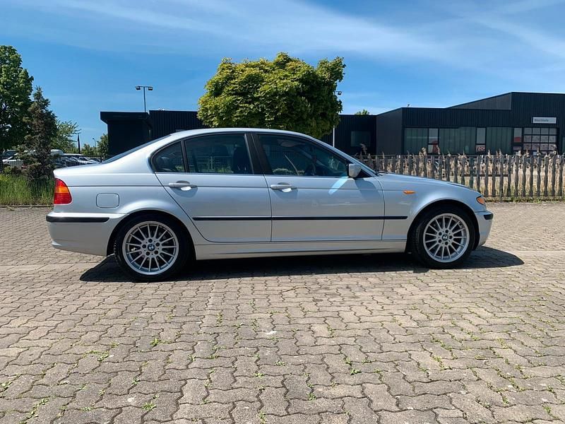 Gebraucht BMW 320 150 PS (110 kW) 2002 Silber Limousine