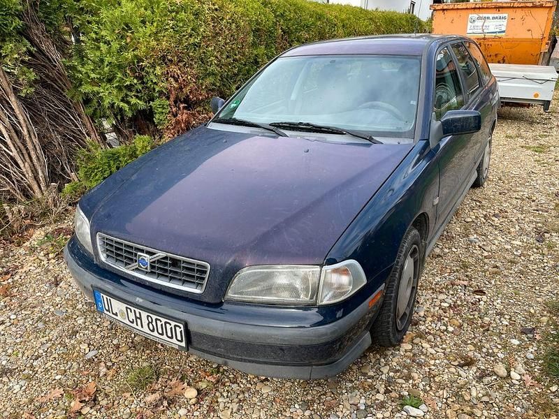 Blau Gebraucht 1998 Volvo V40 Kombi | 2.100 € (Teuer) - Bild 1/4