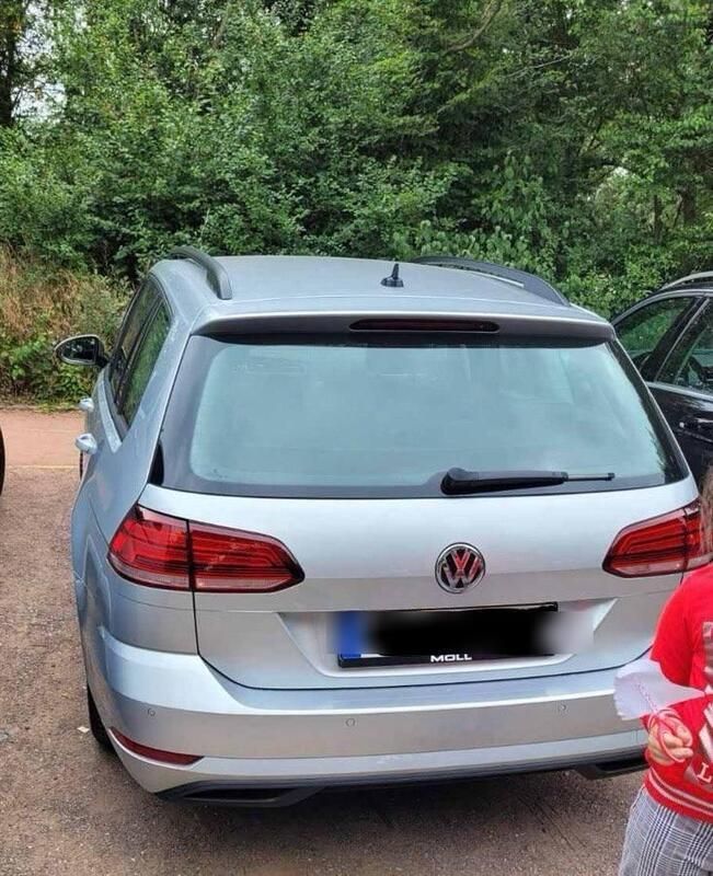 Silber Gebraucht 2018 VW Golf VII Trendline Kombi | 14.500 € - Bild 1/4