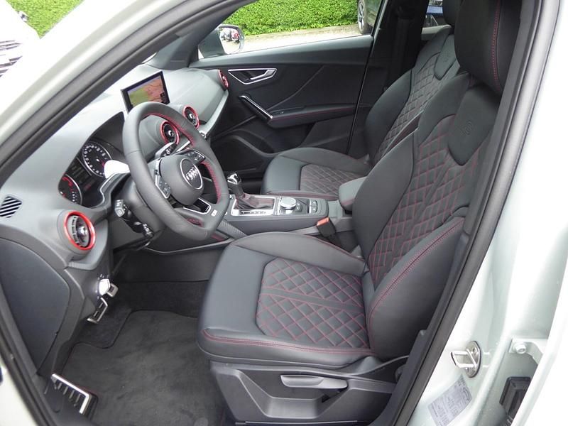 Gebraucht Audi Q2 S-Line 150 PS (110 kW) 2024 Silber SUV