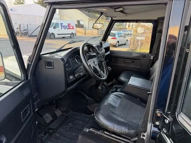 Gebraucht Land Rover Defender SE 122 PS (89 kW) 2010 Schwarz SUV