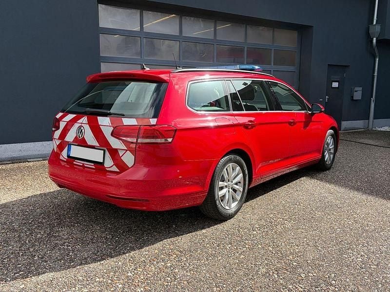 Gebraucht VW Passat 120 PS (88 kW) 2018 Tornadorot Kombi