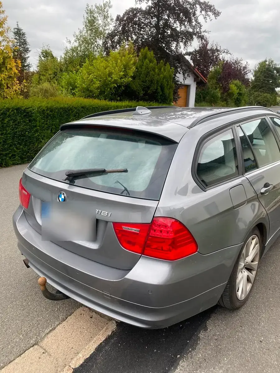 Gebraucht BMW 318 143 PS (105 kW) 2010 Grau Kombi