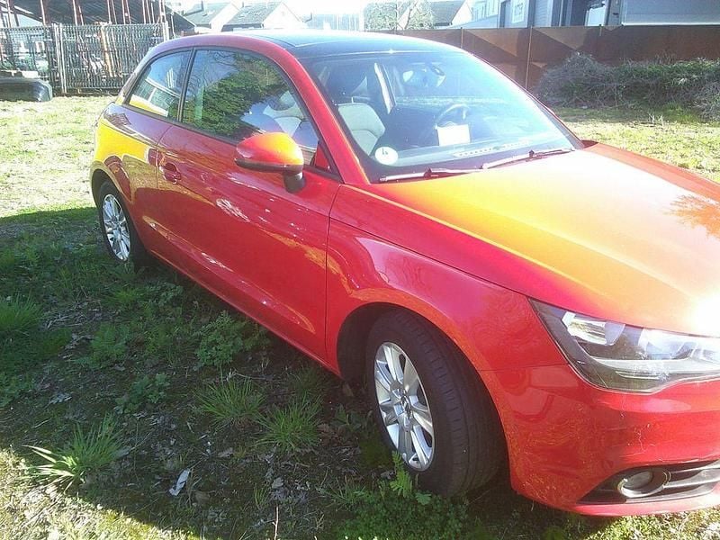 Gebraucht Audi A1 Attraction 86 PS (63 kW) 2015 Rot Kleinwagen