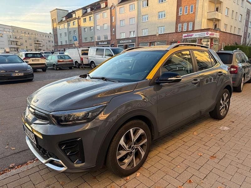 Grau Gebraucht 2021 Kia Stonic GT-Line SUV | 18.470 € (Teuer) - Bild 1/4