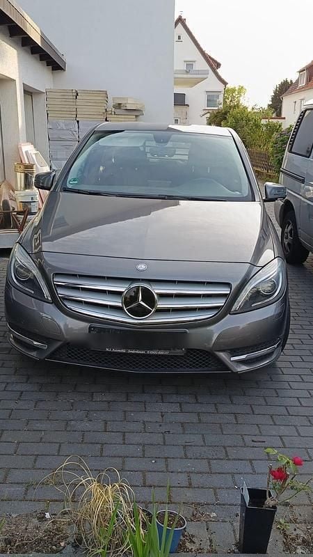 Grau Gebraucht 2013 Mercedes B180 Van / Kleinbus | 5.700 € (Superpreis) - Bild 1/4