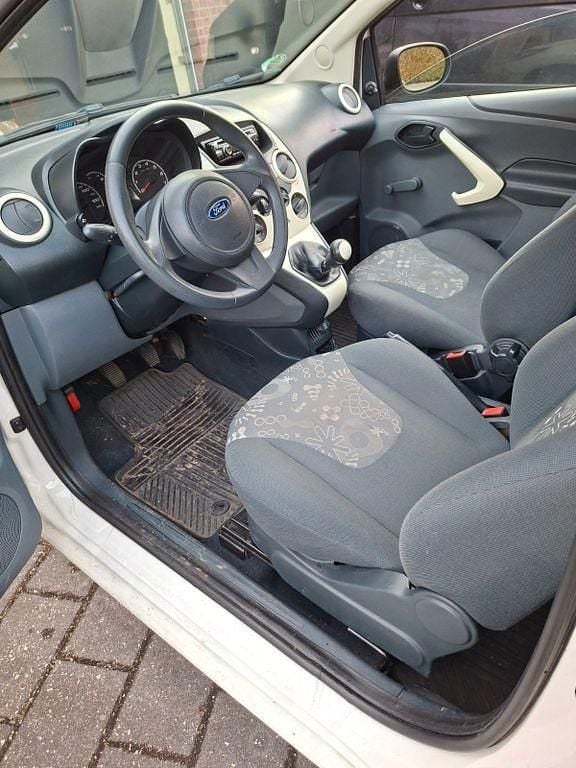 Gebraucht Ford Ka Trend 69 PS (50 kW) 2014 Weiß Kleinwagen