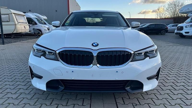 Weiß Gebraucht 2020 BMW 320 Sport Line Limousine | 23.999 € (Fairer Preis) - Bild 1/4