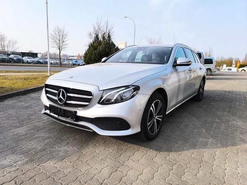Gebraucht Mercedes E220 Avantgarde 194 PS (142 kW) 2020 Silber Limousine