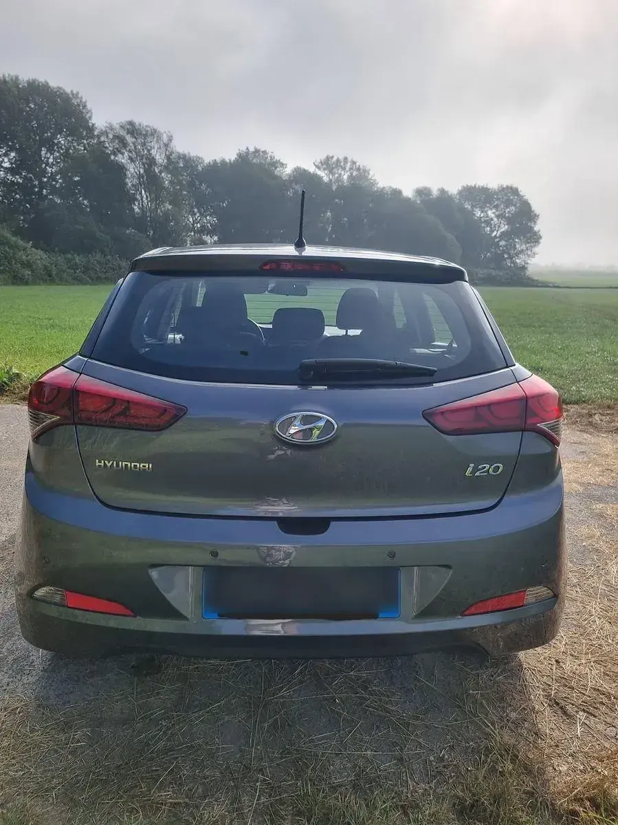 Gebraucht Hyundai i20 84 PS (61 kW) 2017 Grau Kleinwagen
