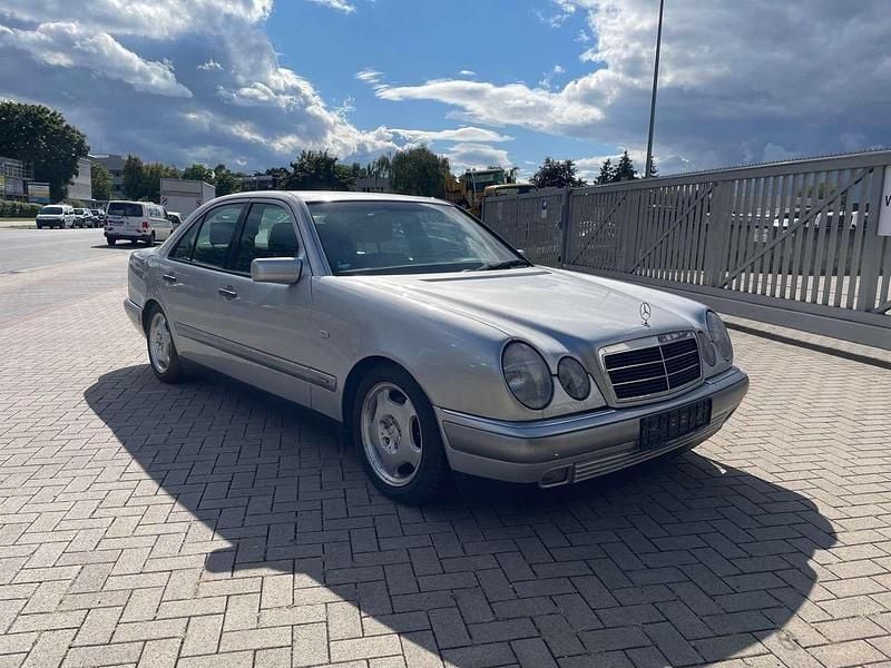 Silber Gebraucht 1997 Mercedes E320 Elegance Limousine | 5.950 € (Fairer Preis) - Bild 1/4