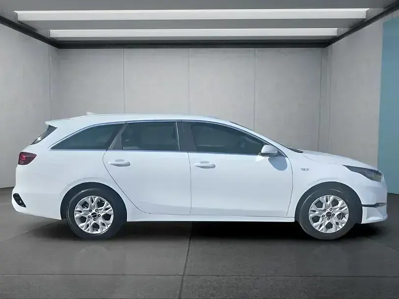 Używany Kia Ceed 99 KM (72 kW) 2025 Biały Hatchback