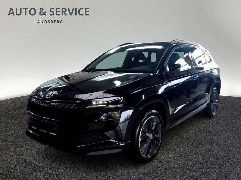 Schwarz Neu 2025 Skoda Karoq SportLine SUV | 39.890 € (Teuer) - Bild 1/4