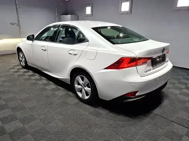 Gebraucht Lexus IS300h 223 PS (164 kW) 2019 Weiß Limousine