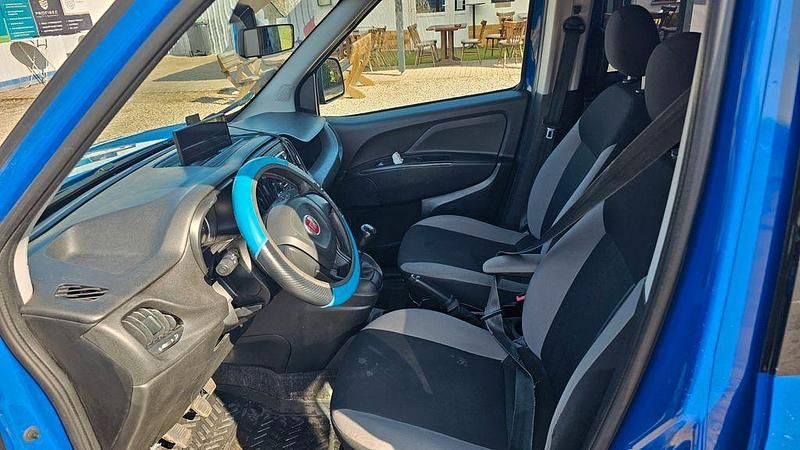 Gebraucht Fiat Doblò 95 PS (69 kW) 2018 Blau Van / Kleinbus