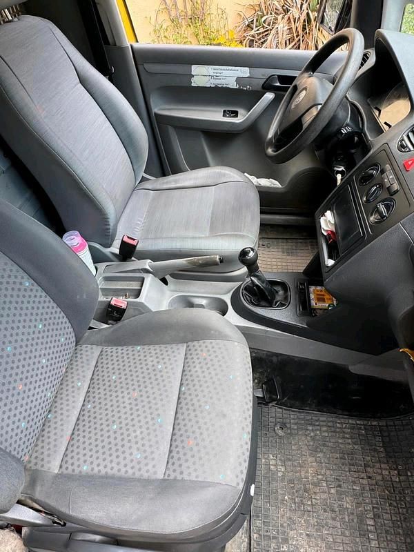 Second-hand VW Caddy 69 CP (50 kW) 2009 Galben Monovolum