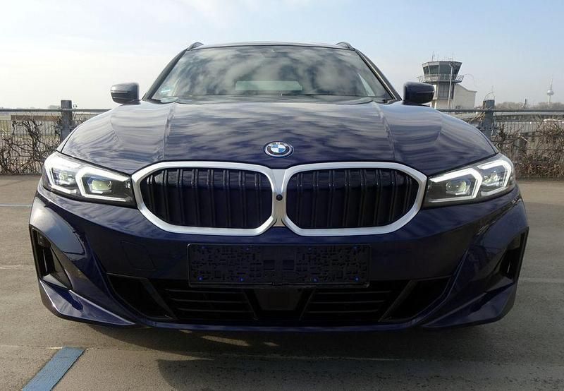 Blau Gebraucht 2024 BMW 330e Comfort Edition Kombi | 39.865 € (Superpreis) - Bild 1/4