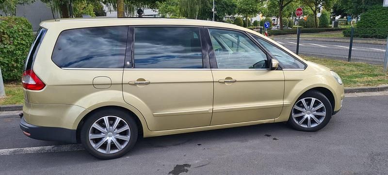 Gold Gebraucht 2007 Ford Galaxy Ghia Van / Kleinbus | 5.555 € - Bild 1/4