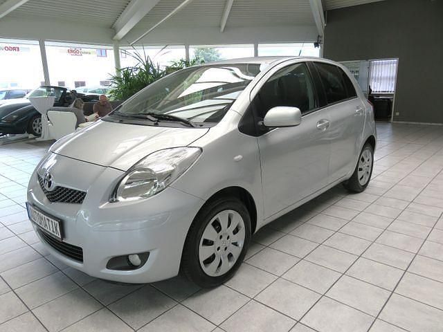 Silber Gebraucht 2011 Toyota Yaris Cool Limousine | 9.990 € - Bild 1/4