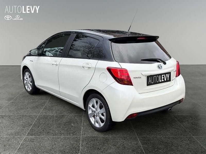 Gebraucht Toyota Yaris Hybrid 101 PS (74 kW) 2016 Perlmuttweiß Kleinwagen