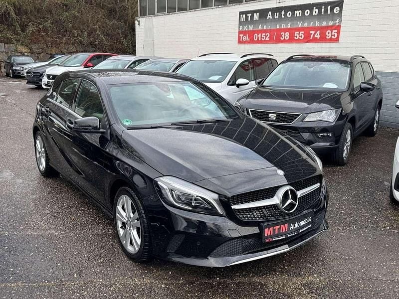 Nachtschwarz Gebraucht 2016 Mercedes A160 Kleinwagen | 12.990 € (Fairer Preis) - Bild 1/4