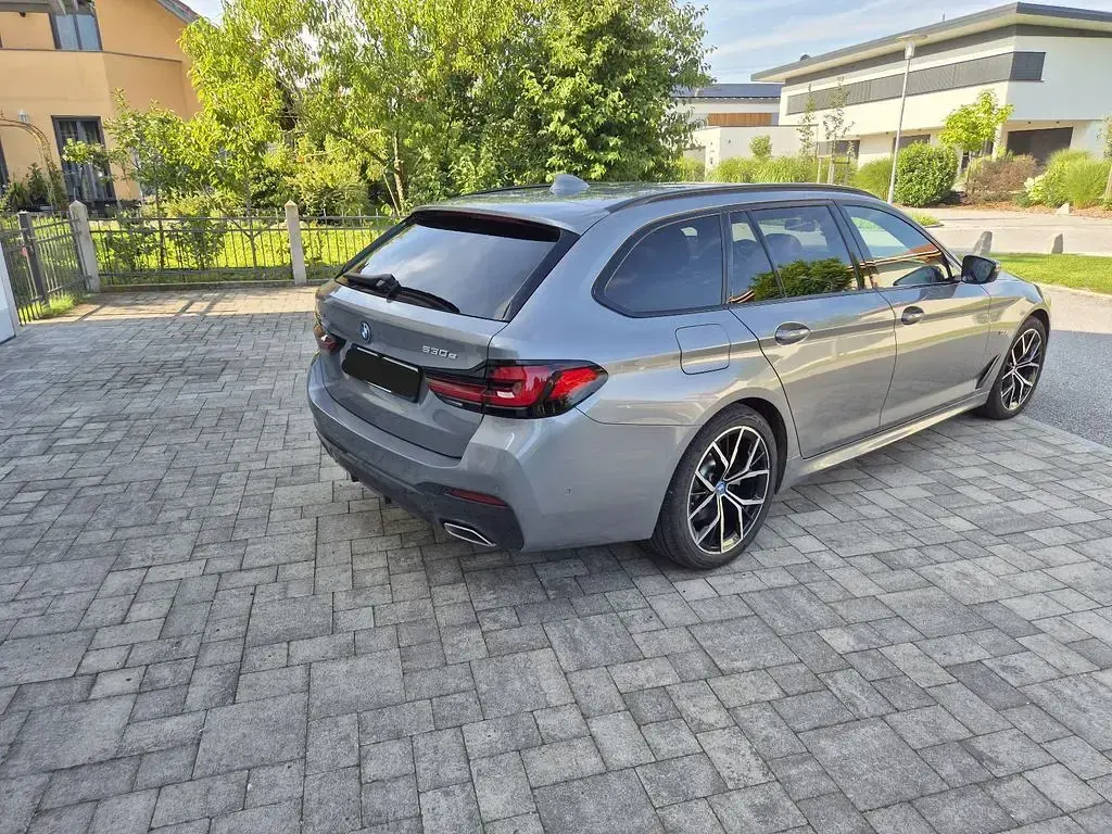Gebraucht BMW 530e Performance 292 PS (214 kW) 2023 Grau Kombi
