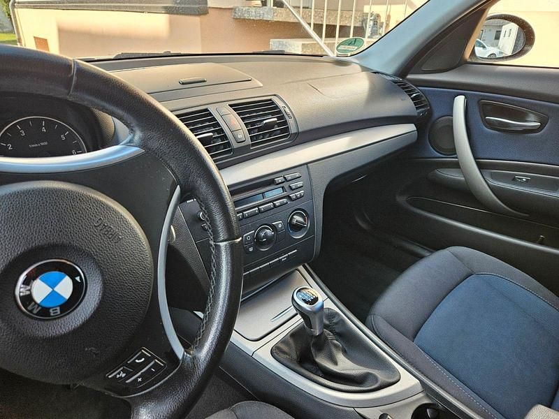 Gebraucht BMW 116 122 PS (89 kW) 2010 Schwarz Kleinwagen