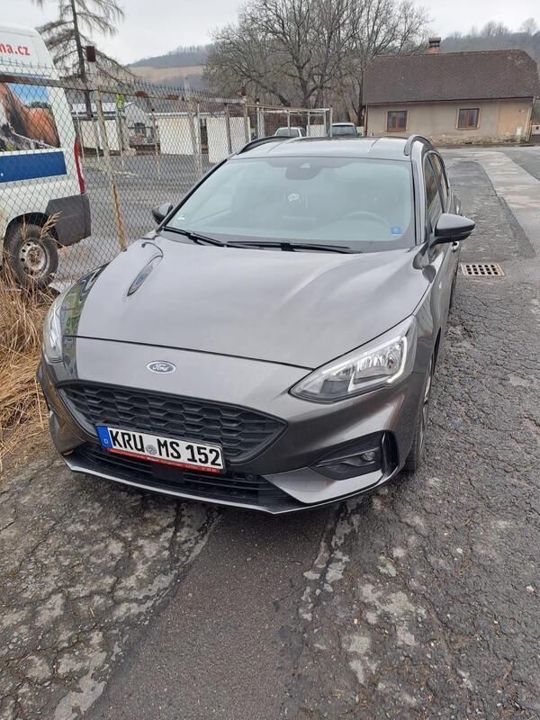 Grau Gebraucht 2019 Ford Focus ST-Line Kombi | 10.000 € - Bild 1/4