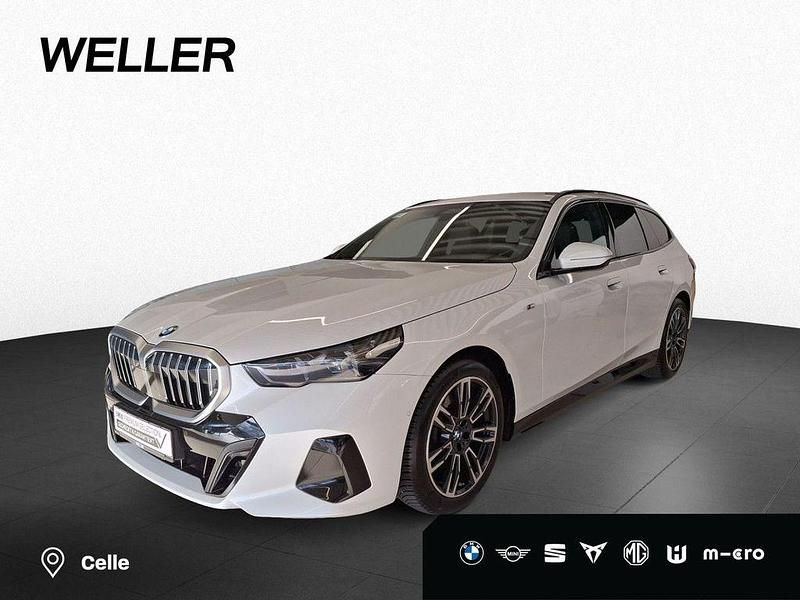 Mineralweiß (weiß) Gebraucht 2024 BMW 520 M Sport Kombi | 48.750 € (Superpreis) - Bild 1/4