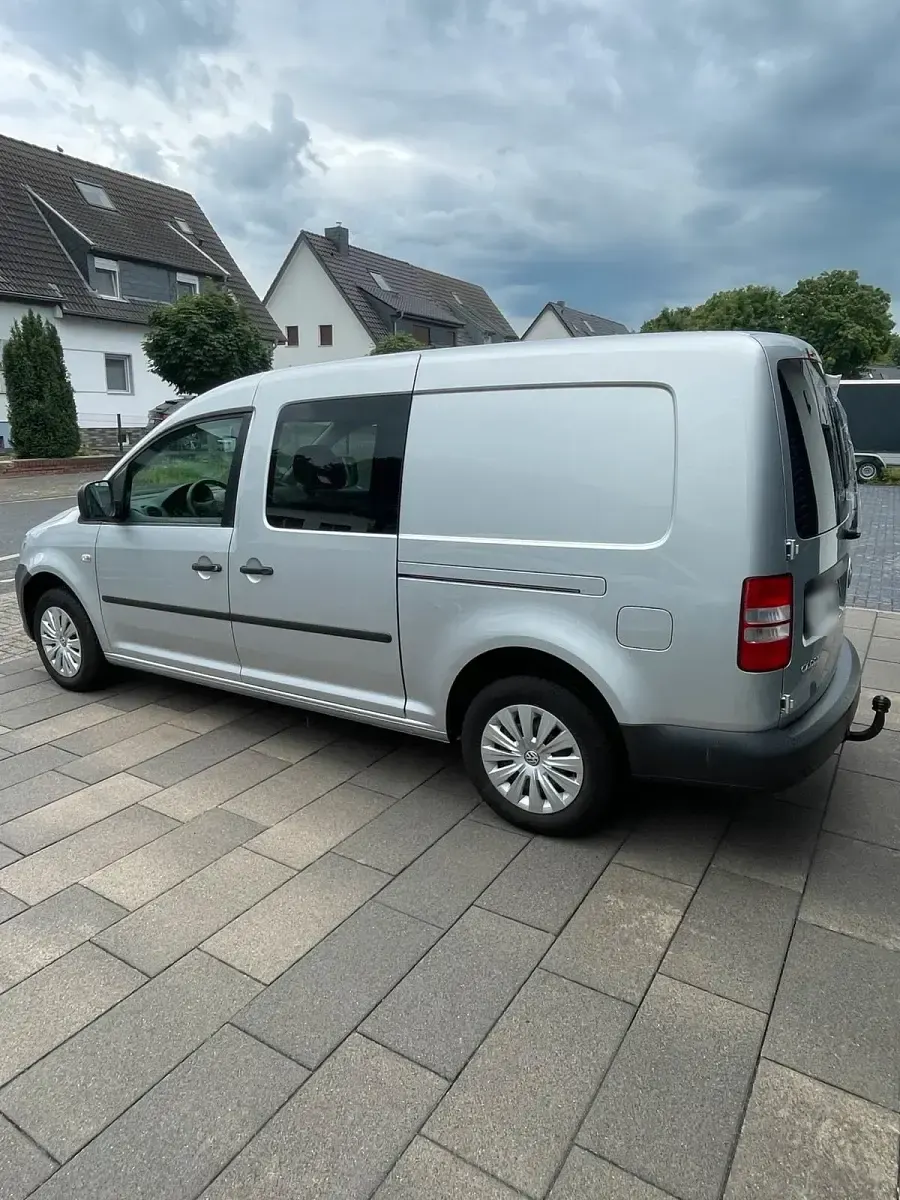 Gebraucht VW Caddy Maxi 102 PS (75 kW) 2011 Silber Van / Kleinbus