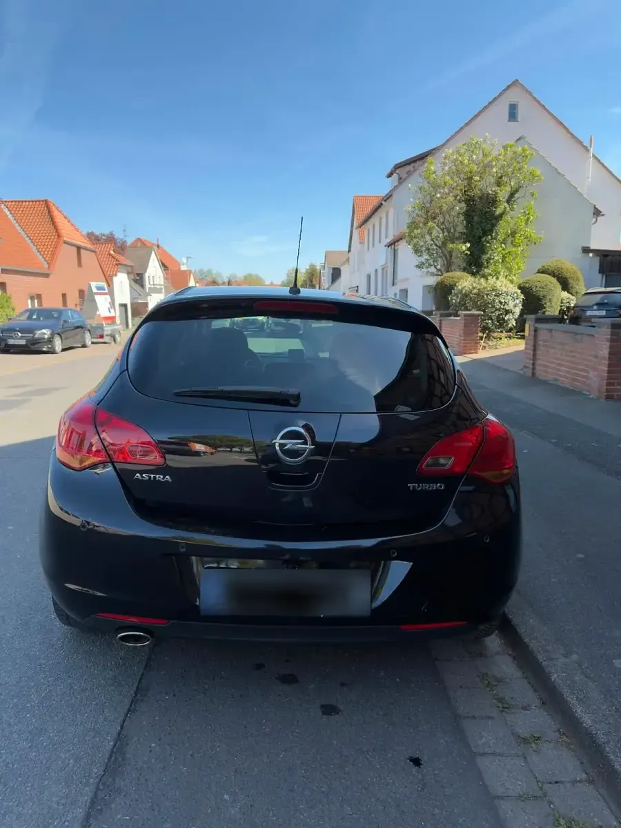 Usado Opel Astra 140 HP (102 kW) 2011 Preto Sedan