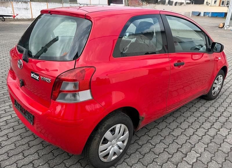 Gebraucht Toyota Yaris Basis 70 PS (51 kW) 2010 Rot Kleinwagen