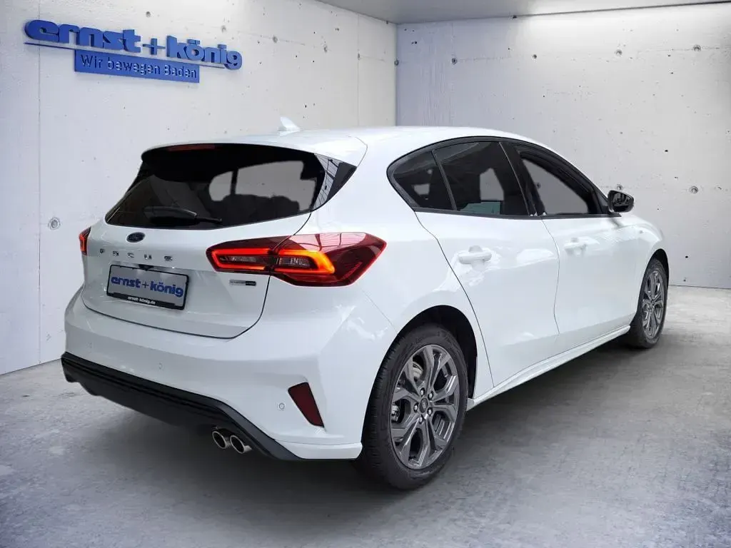 Gebraucht Ford Focus ST-Line 125 PS (91 kW) 2024 Hell weiß sonderlack Limousine