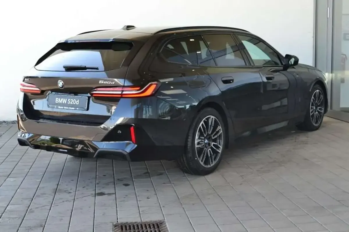 Neu BMW 520 197 PS (144 kW) 2026 Grau Kombi