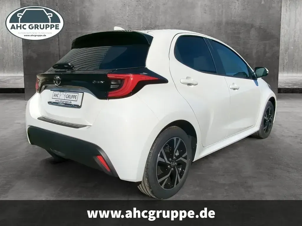 Neu Toyota Yaris Connect Style 116 PS (85 kW) 2026 Rot Kleinwagen