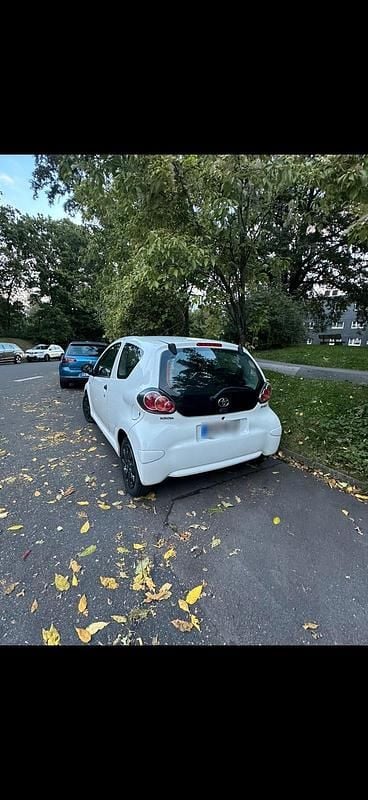 Gebraucht Toyota Aygo 68 PS (50 kW) 2014 Weiß Kleinwagen