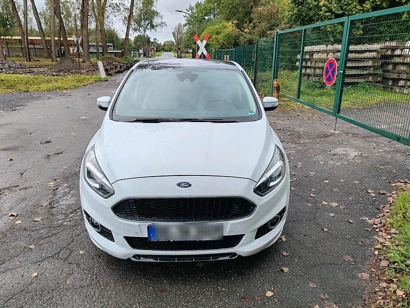 Weiß Gebraucht 2016 Ford S-MAX S Van / Kleinbus | 17.200 € (Teuer) - Bild 1/4
