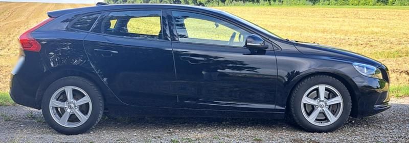 Gebraucht Volvo V40 122 PS (89 kW) 2018 Schwarz Limousine