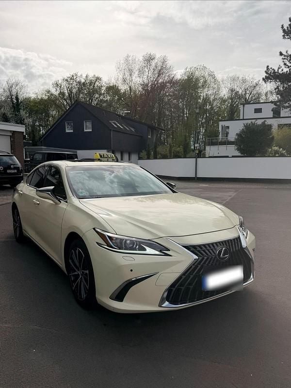 Gebraucht Lexus ES300H 218 PS (160 kW) 2023 Braun Limousine