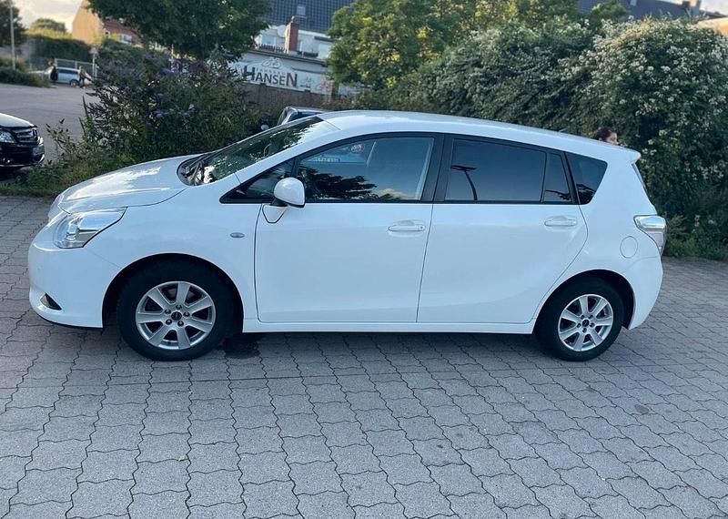 Gebraucht Toyota Verso 116 PS (85 kW) 2012 Weiß Van / Kleinbus