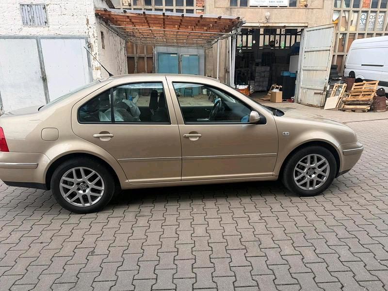 Second-hand VW Bora 105 CP (77 kW) 2002 Auriu Berlinǎ