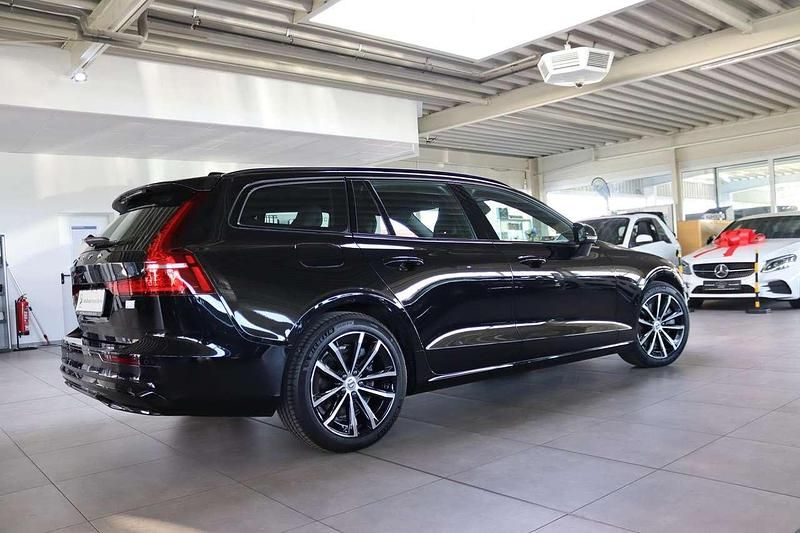 Gebraucht Volvo V60 Plus 398 PS (292 kW) 2023 Onyx black / metallic Kombi