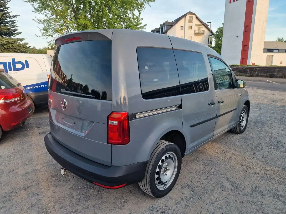 Używany VW Caddy 122 KM (89 kW) 2019 Szary Minivan