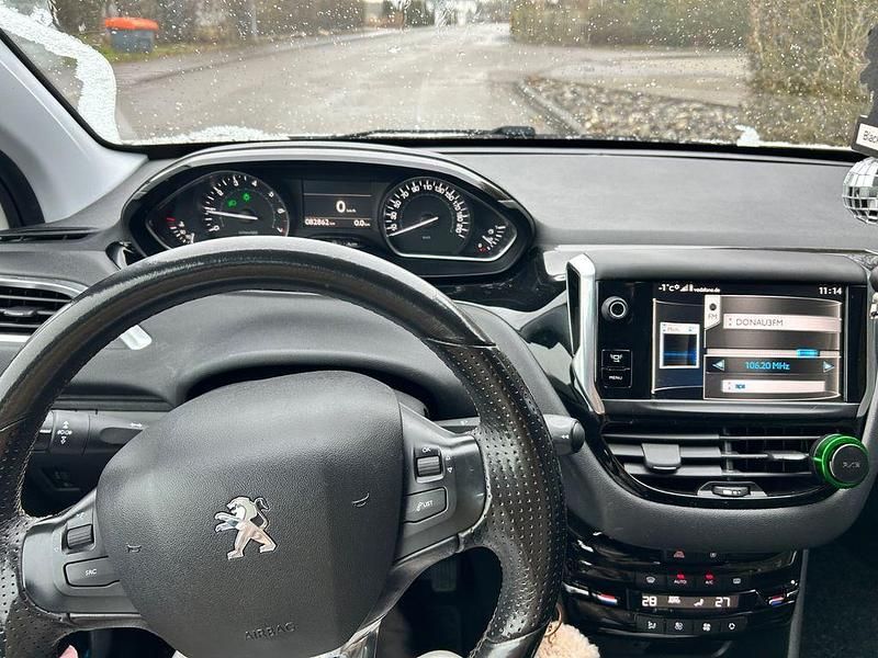 Weiß Gebraucht 2013 Peugeot 208 Allure Kleinwagen | 8.500 € (Etwas zu teuer) - Bild 1/4