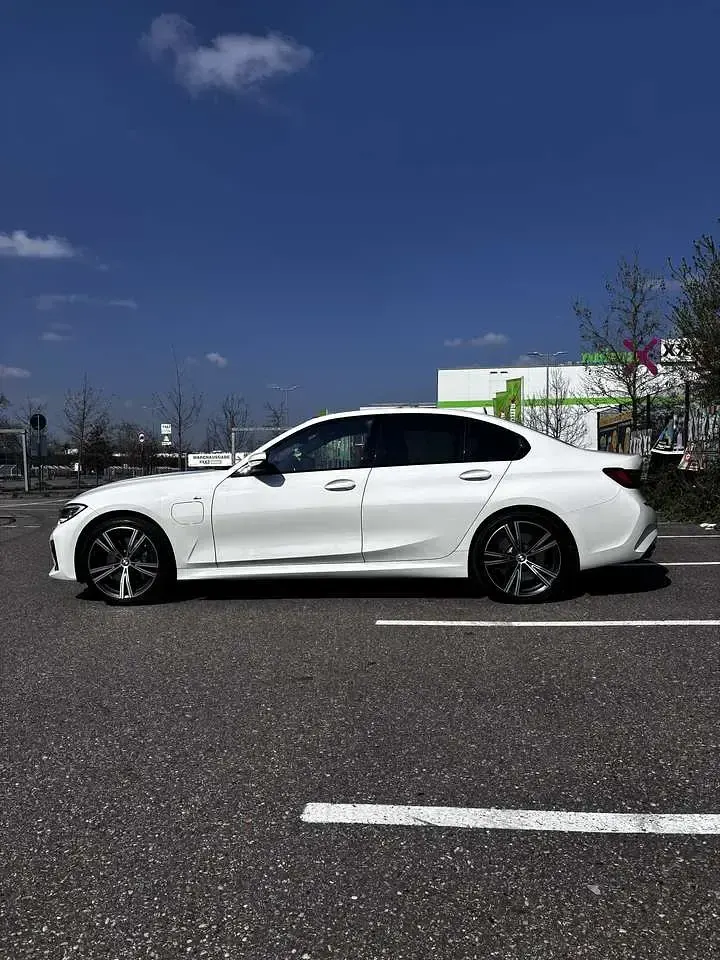 Gebraucht BMW 330e M Sport 292 PS (214 kW) 2020 Weiß Limousine