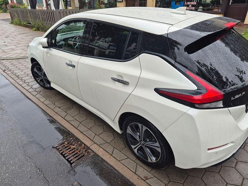 Gebraucht Nissan Leaf Tekna 110 kW (150 PS) 2021 Weiß Kleinwagen