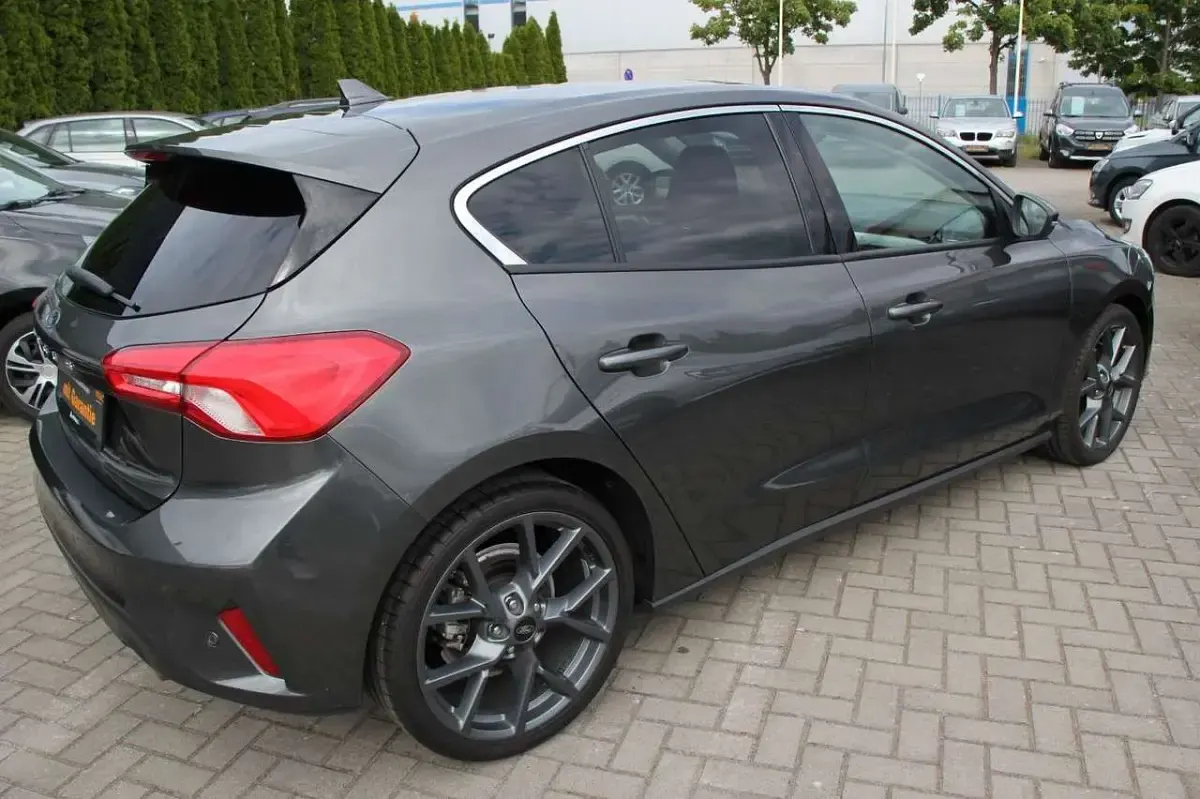 Gebraucht Ford Focus Cool & Connect 101 PS (74 kW) 2019 Grau Limousine