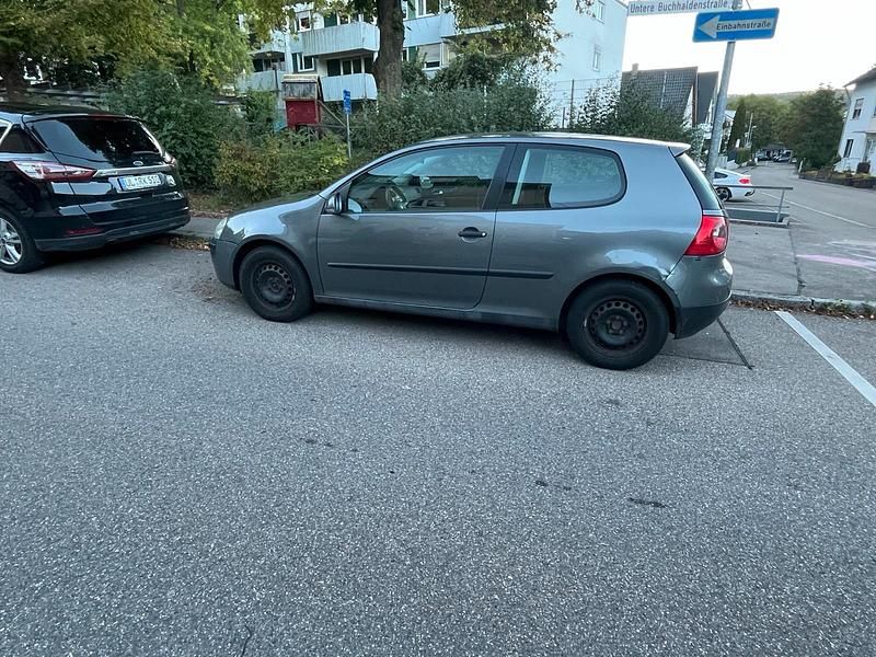 Grau Gebraucht 2005 VW Golf V Kleinwagen | 800 € (Superpreis) - Bild 1/4