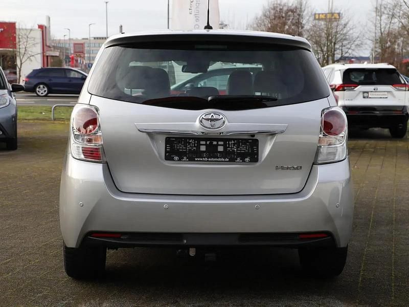 Gebraucht Toyota Verso Executive 148 PS (108 kW) 2017 Platinsilber metallic Van / Kleinbus