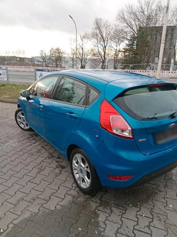 Gebraucht Ford Fiesta 80 PS (58 kW) 2013 Blau Kleinwagen